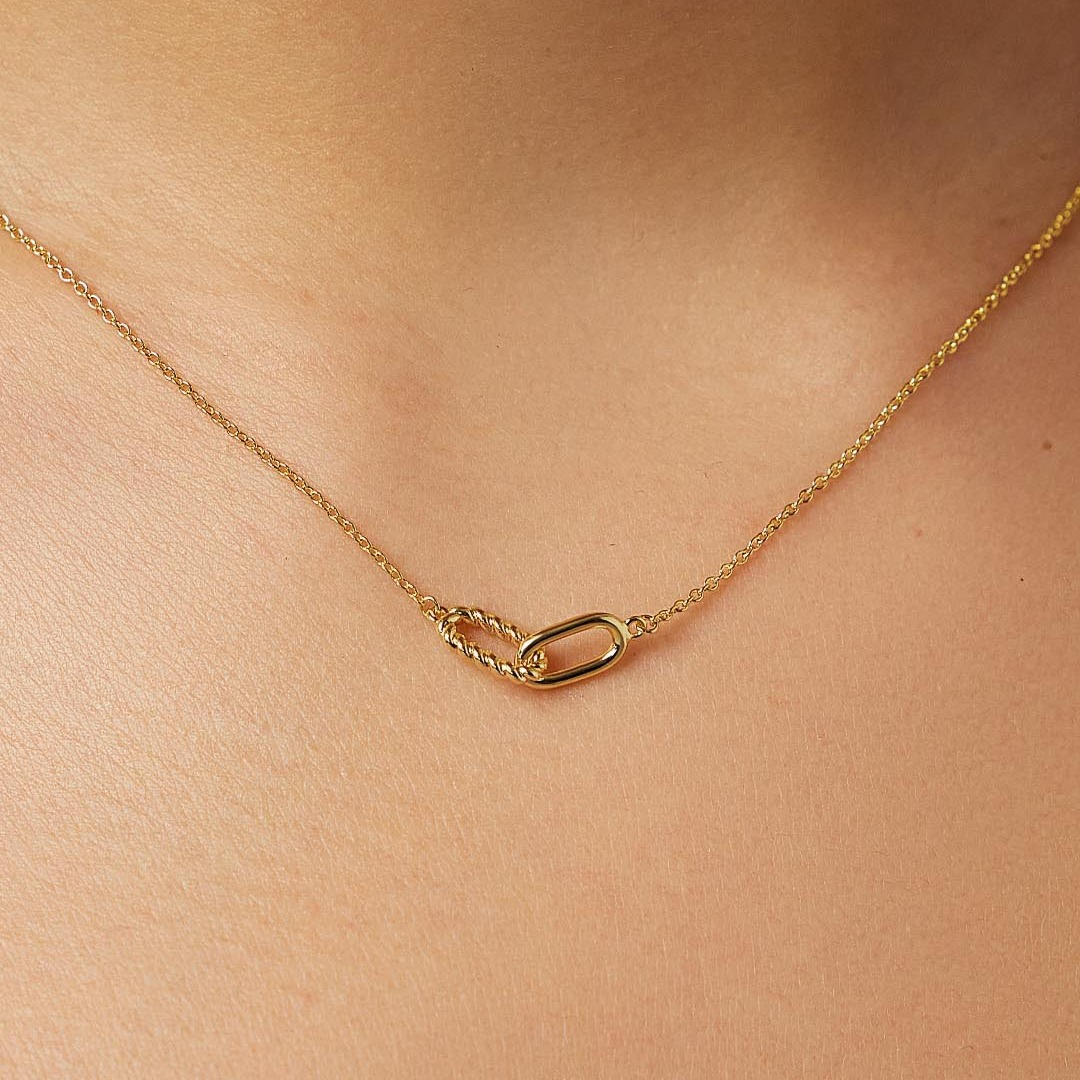 Interlocking Double Ring Pendant Necklace – Elegant Clavicle Chain