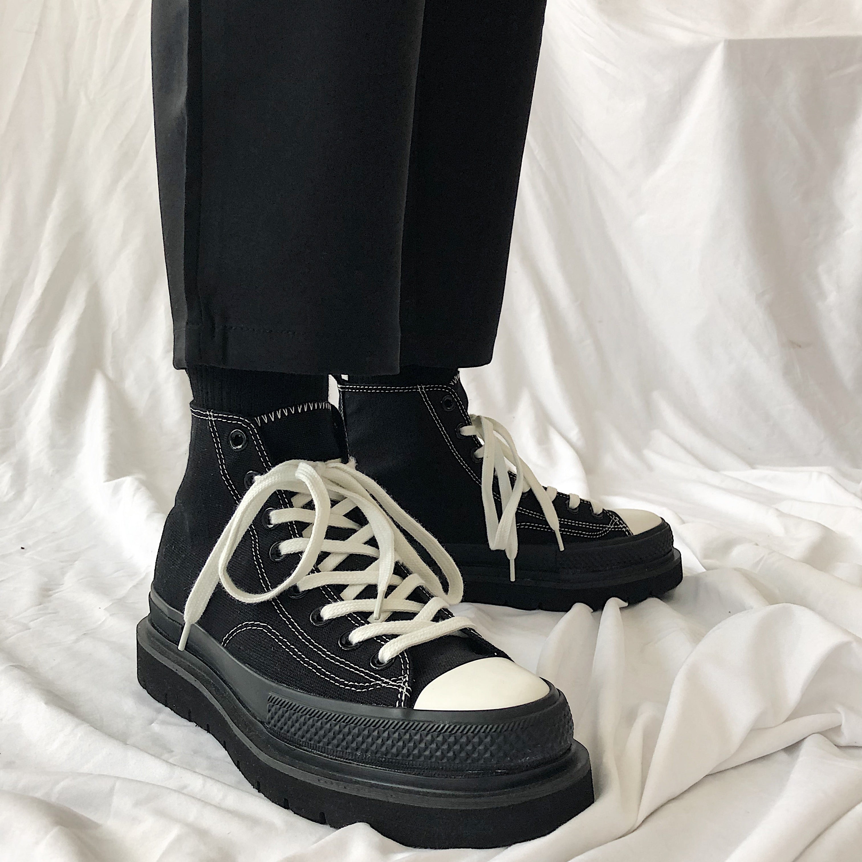 New Couple High-Top Casual Canvas Shoes (Black & White)