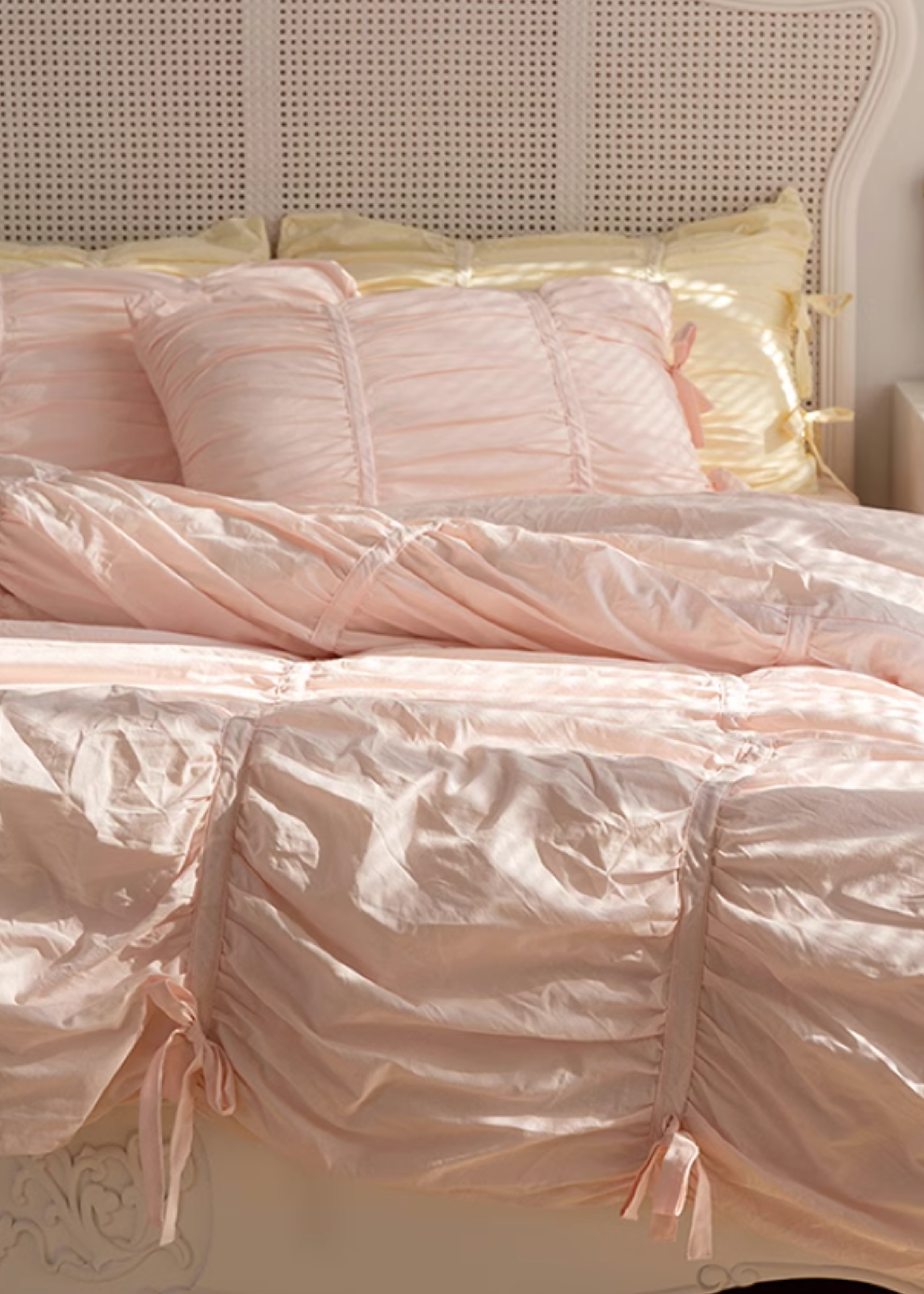 Coquette Ruffle Bedding Set with Ties / White