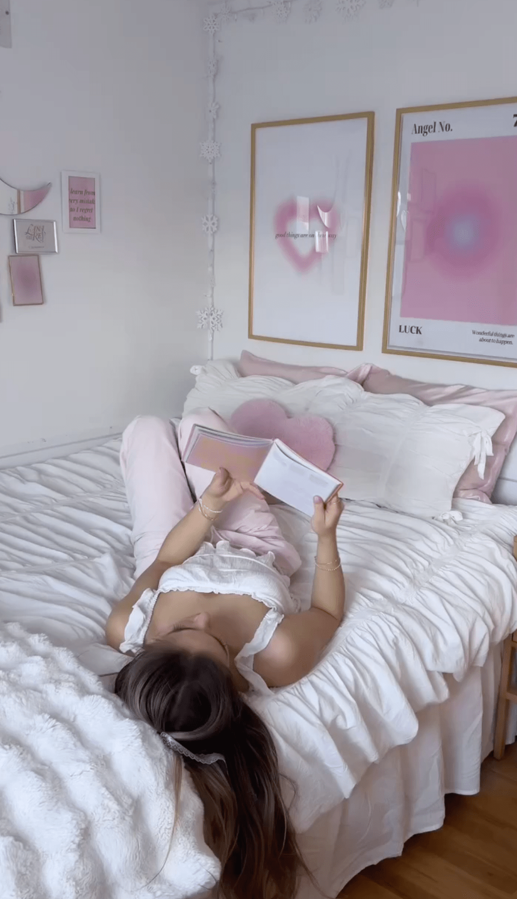 Coquette Ruffle Bedding Set with Ties / Pink