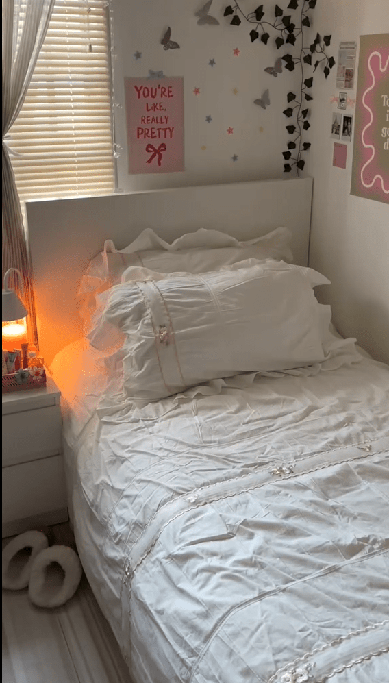 Embroidered Lace Ruffle Bedding Set / White