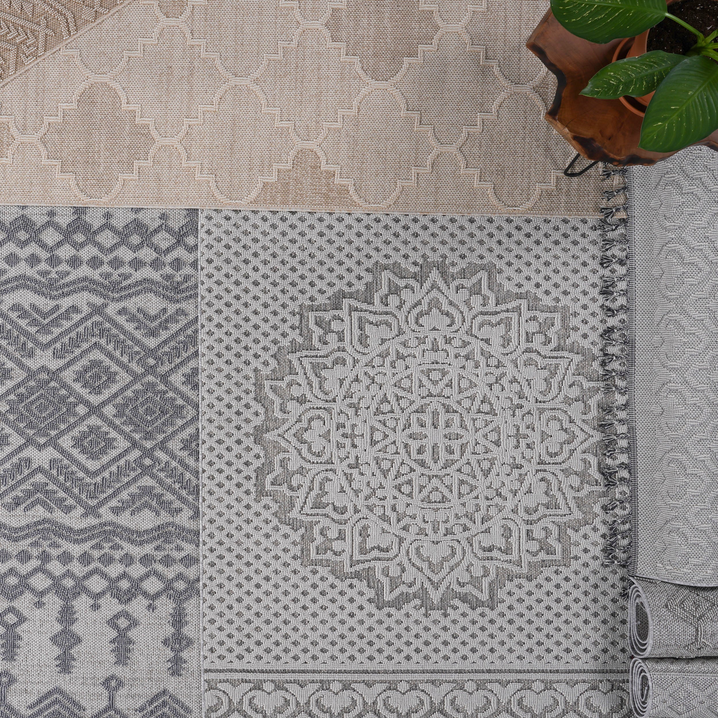 NAAR Guros Collection 6X9 White / Grey / Trellis Indoor / Outdoor Area Rug