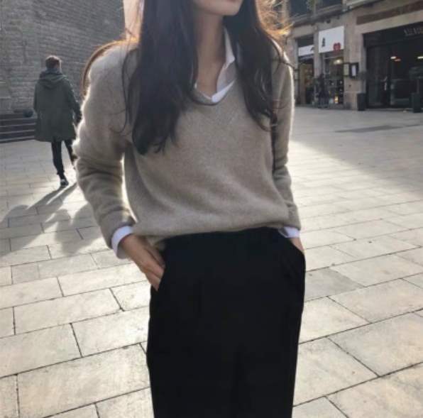 Women's V-neck Knitting Sweater in Gentle Japanese Style