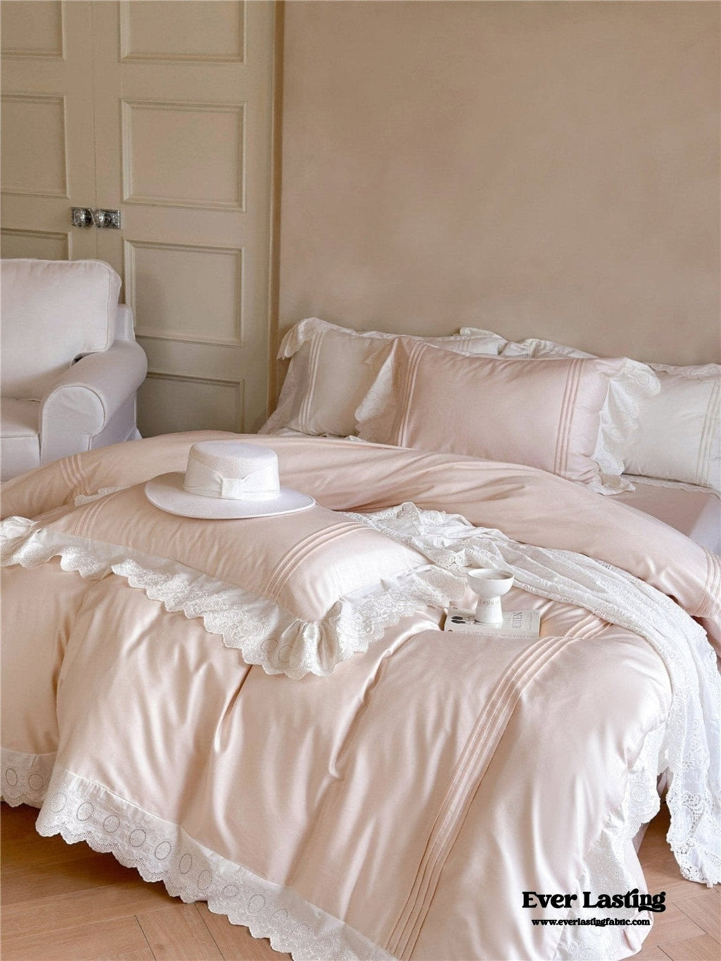 Isabelle Silky Cottage Ruffled Bedding Set / White