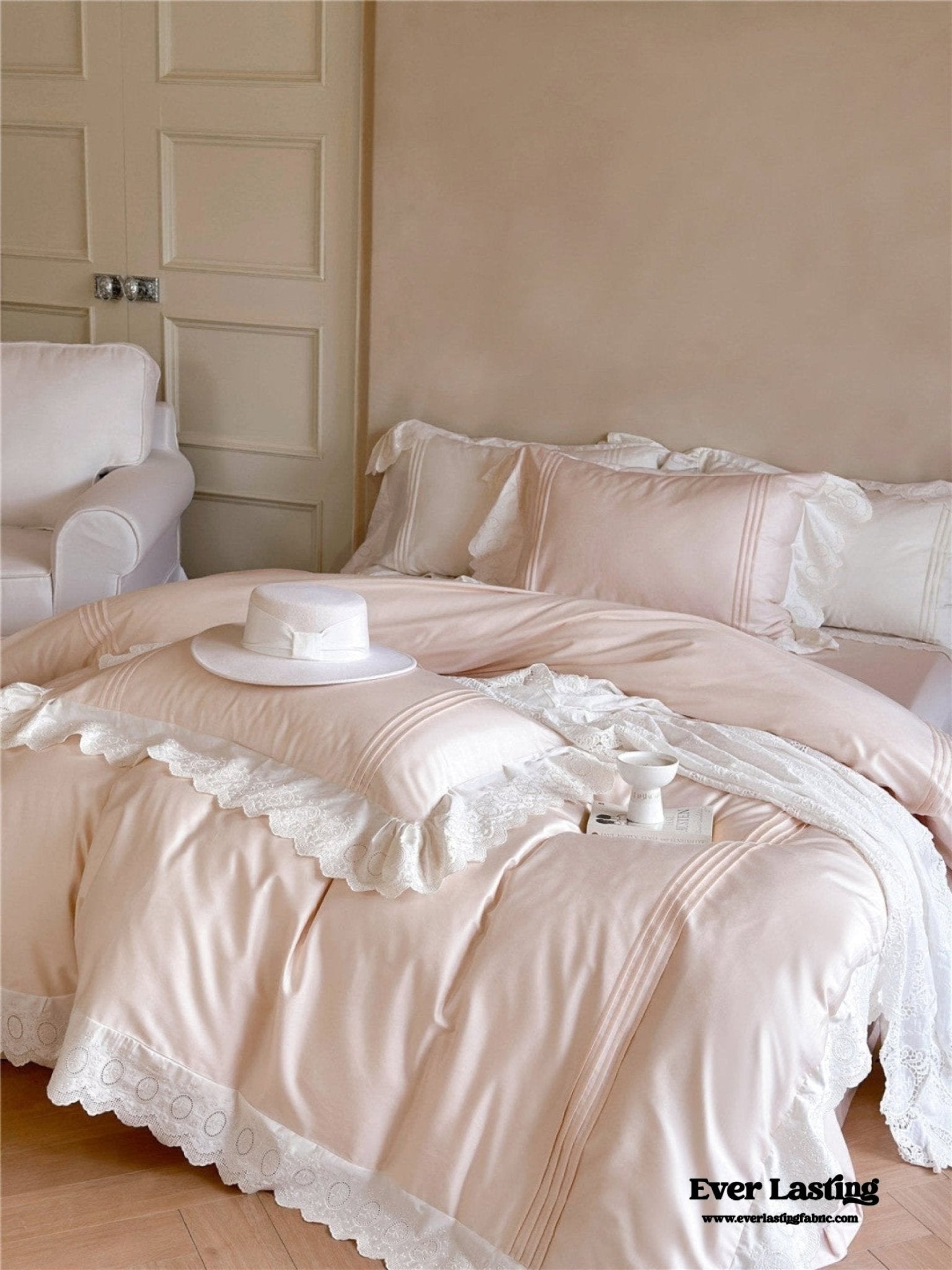 Isabelle Silky Cottage Ruffled Bedding Set / White