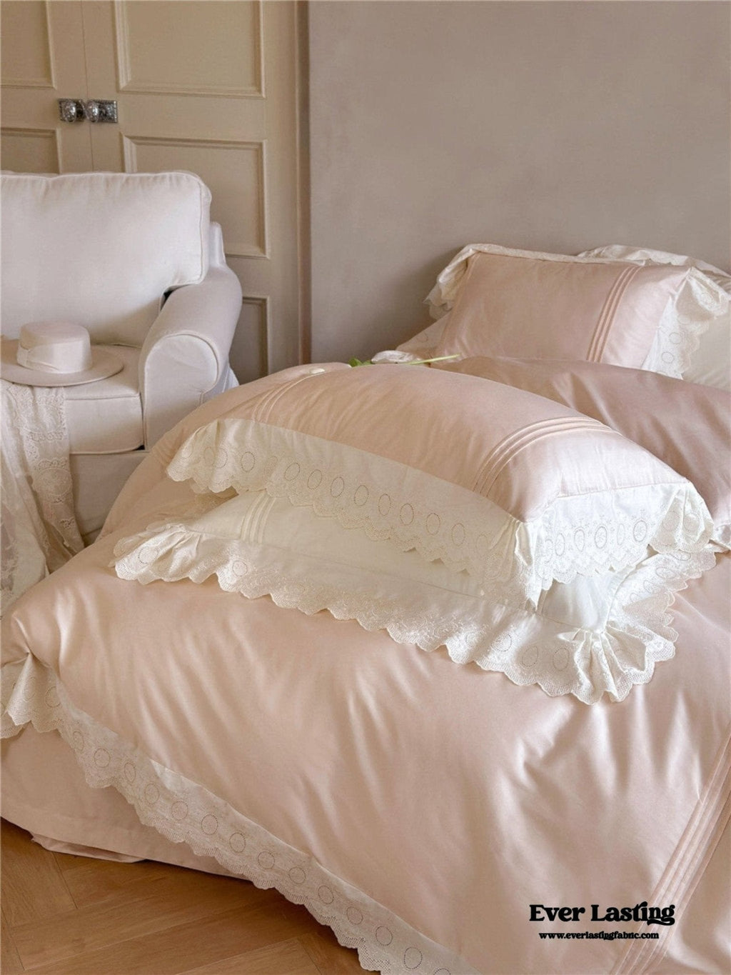 Isabelle Silky Cottage Ruffled Bedding Set / White