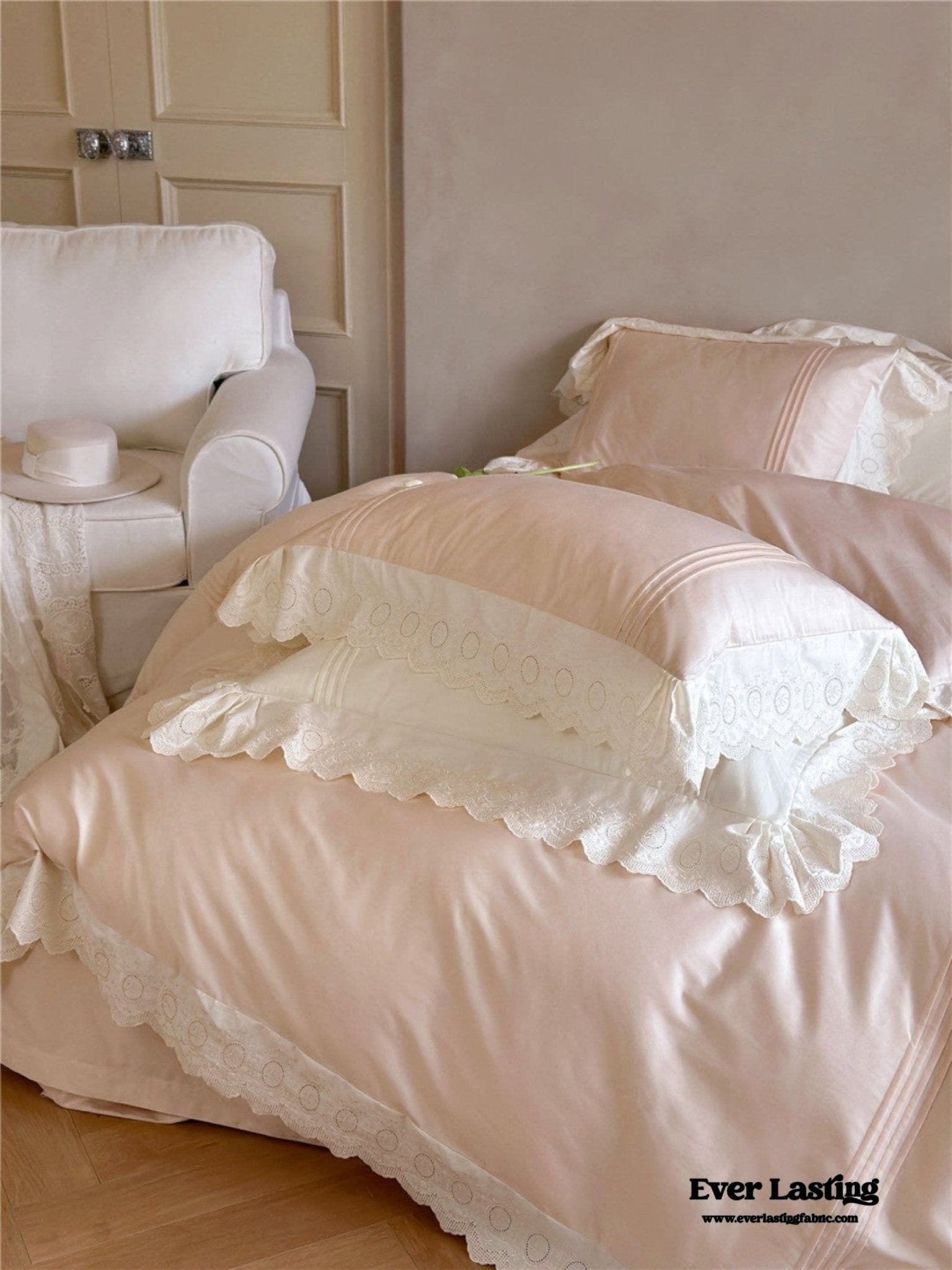 Isabelle Silky Cottage Ruffled Bedding Set / White