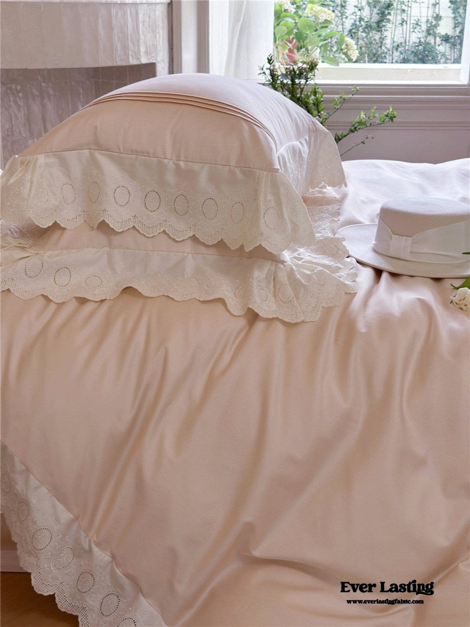 Isabelle Silky Cottage Ruffled Bedding Set / White