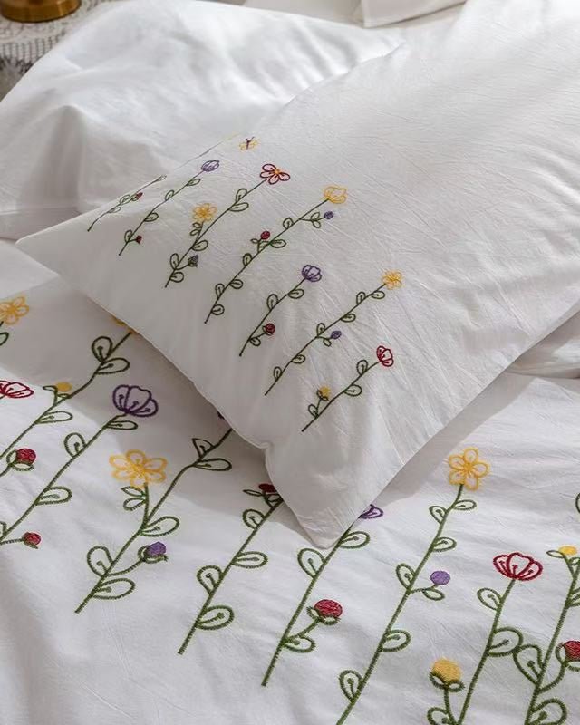 Isla White Floral Embroidered Bedding Set / Daisy