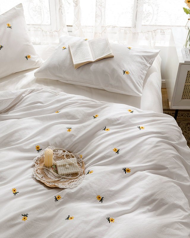 Isla White Floral Embroidered Bedding Set / Daisy