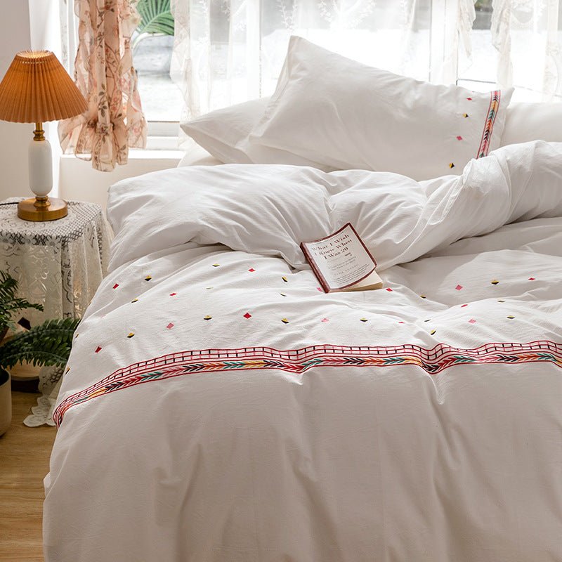 Isla White Floral Embroidered Bedding Set / Daisy