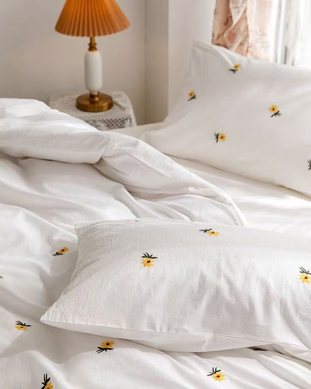 Isla White Floral Embroidered Bedding Set / Daisy