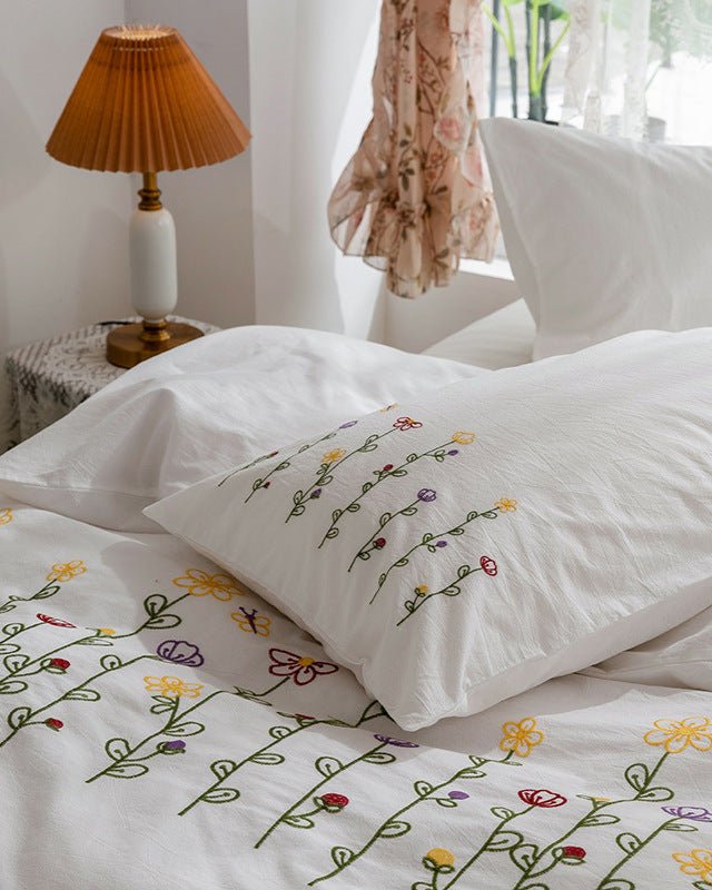 Isla White Floral Embroidered Bedding Set / Daisy