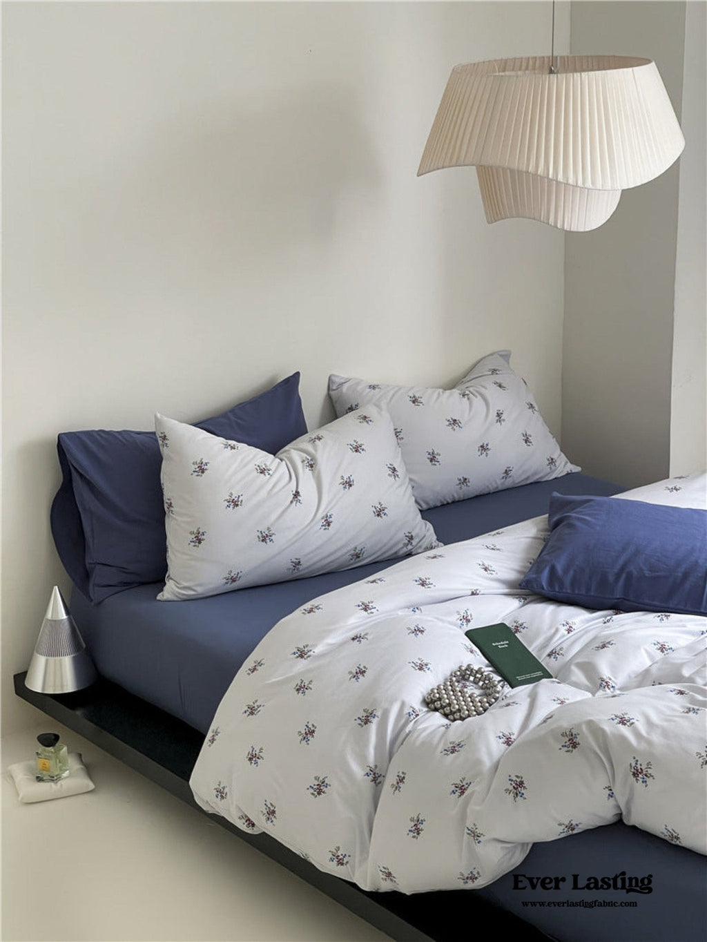 Jersey Knit Cotton Floral Bedding Set / White + Dark Blue