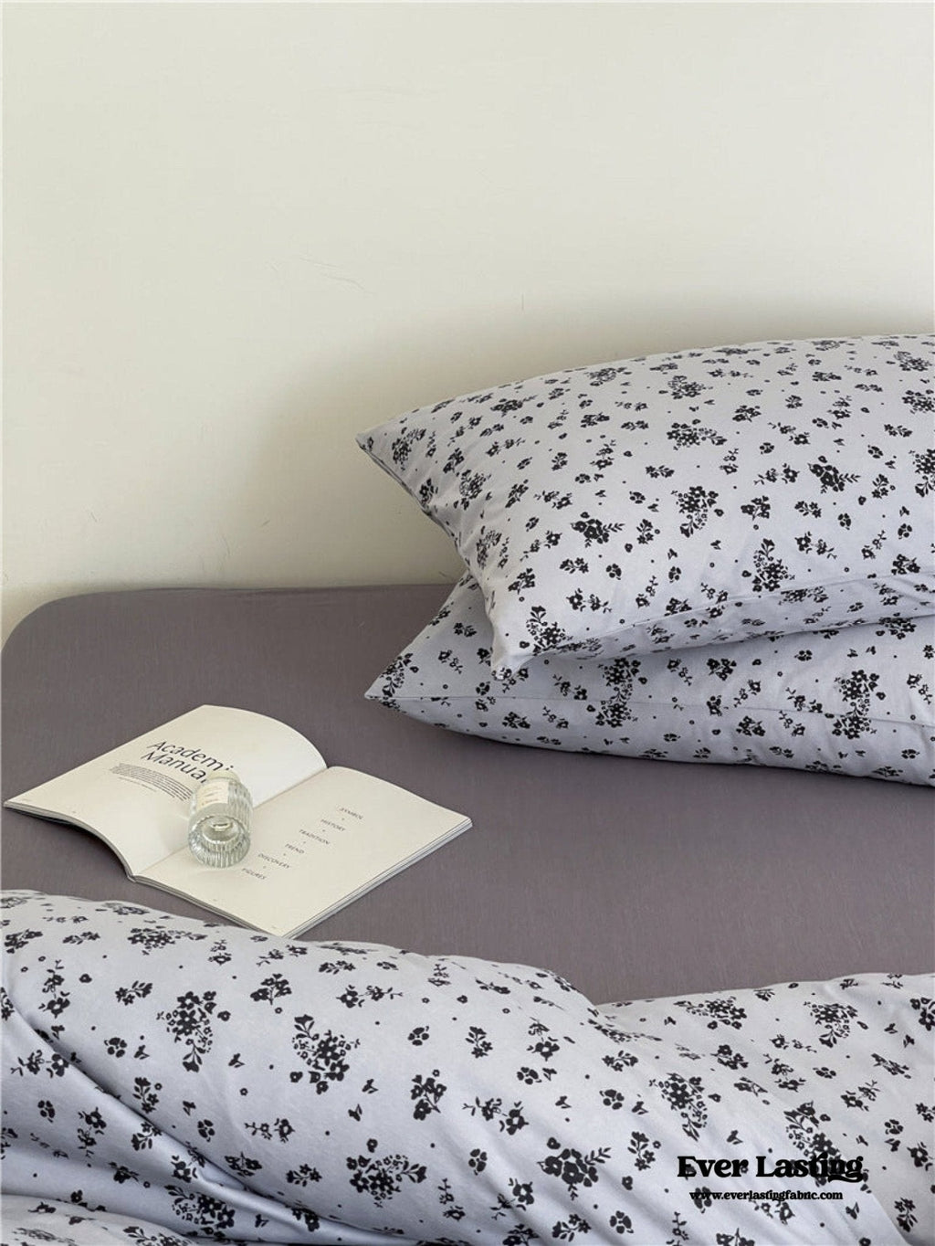 Jersey Knit Cotton Floral Bedding Set / White + Dark Blue