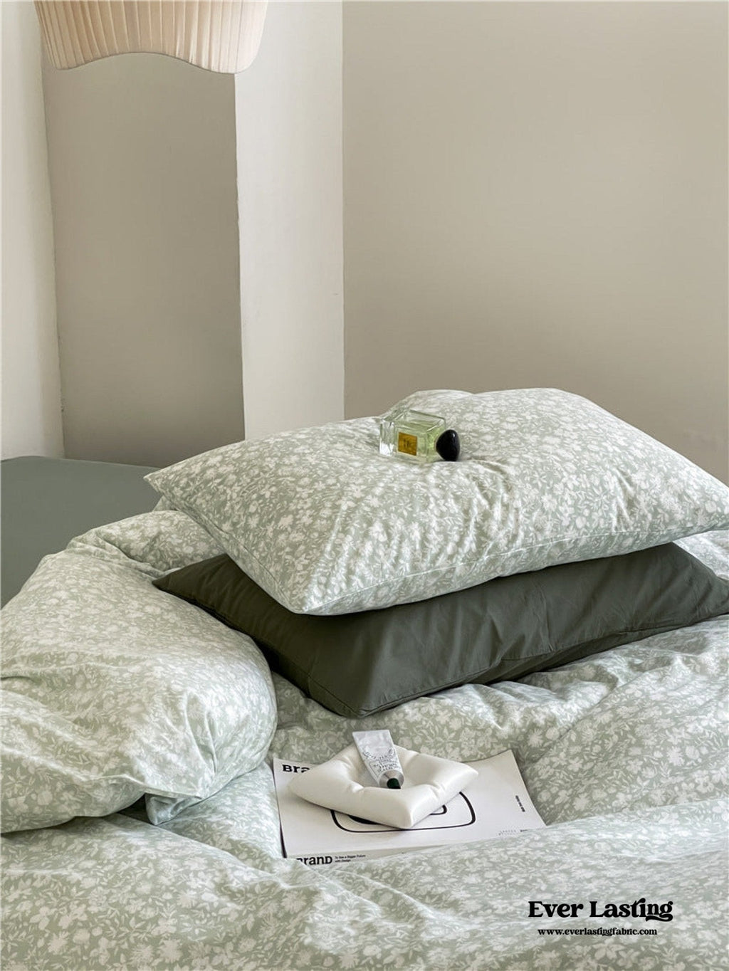 Jersey Knit Cotton Floral Bedding Set / White + Dark Blue
