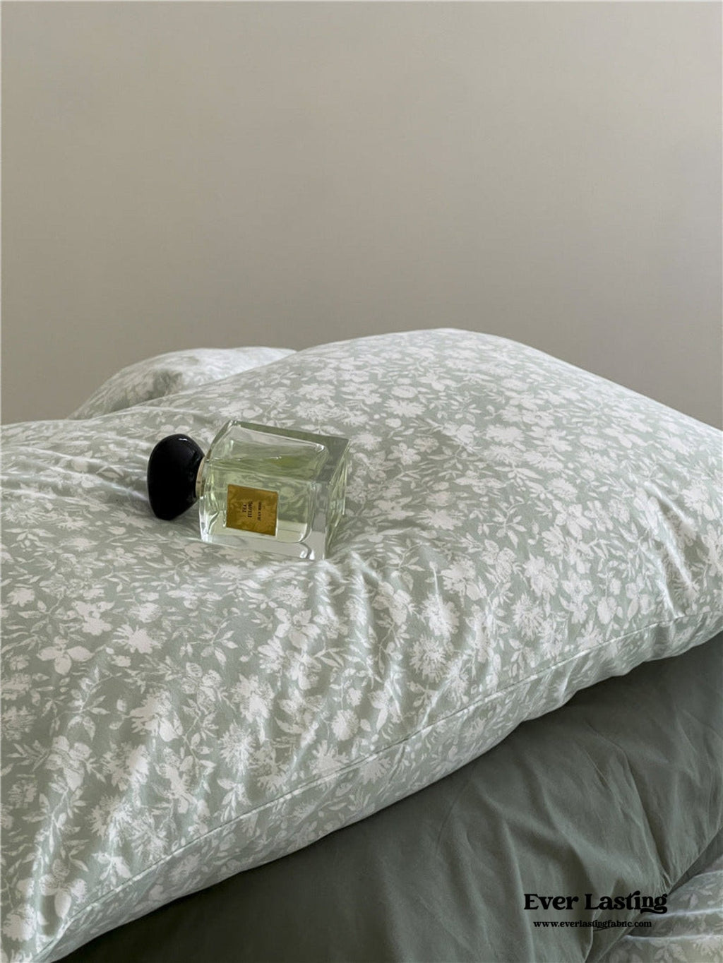 Jersey Knit Cotton Floral Bedding Set / White + Dark Blue