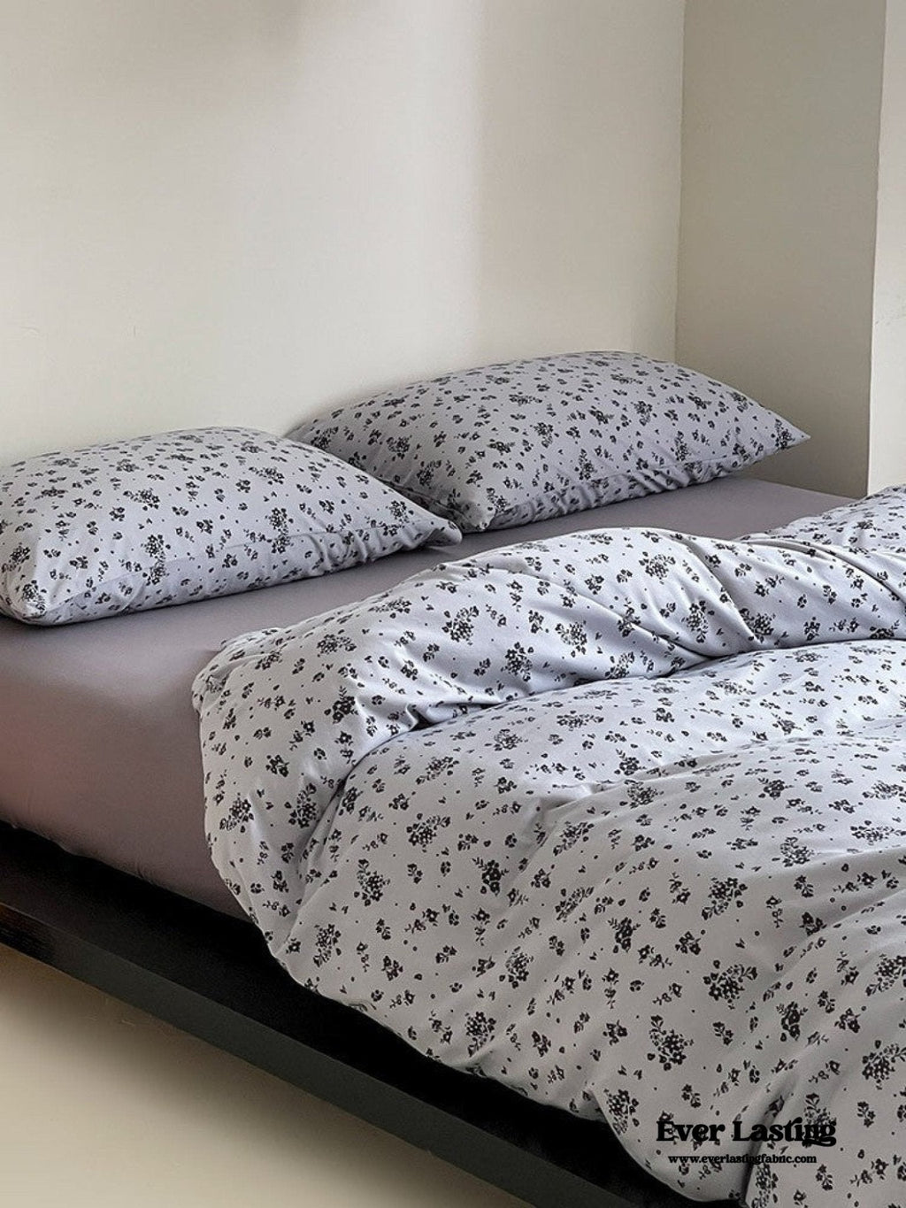 Jersey Knit Cotton Floral Bedding Set / White + Dark Blue