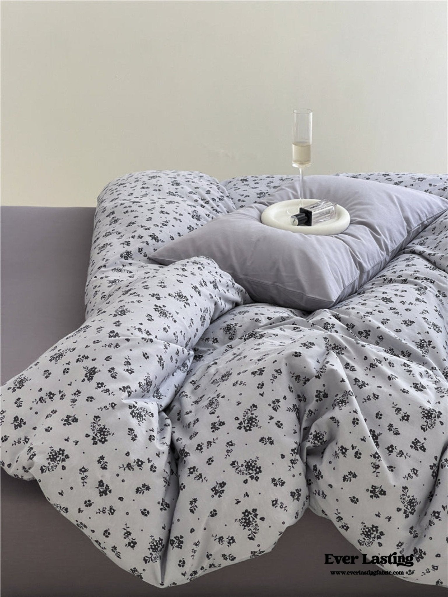Jersey Knit Cotton Floral Bedding Set / White + Dark Blue