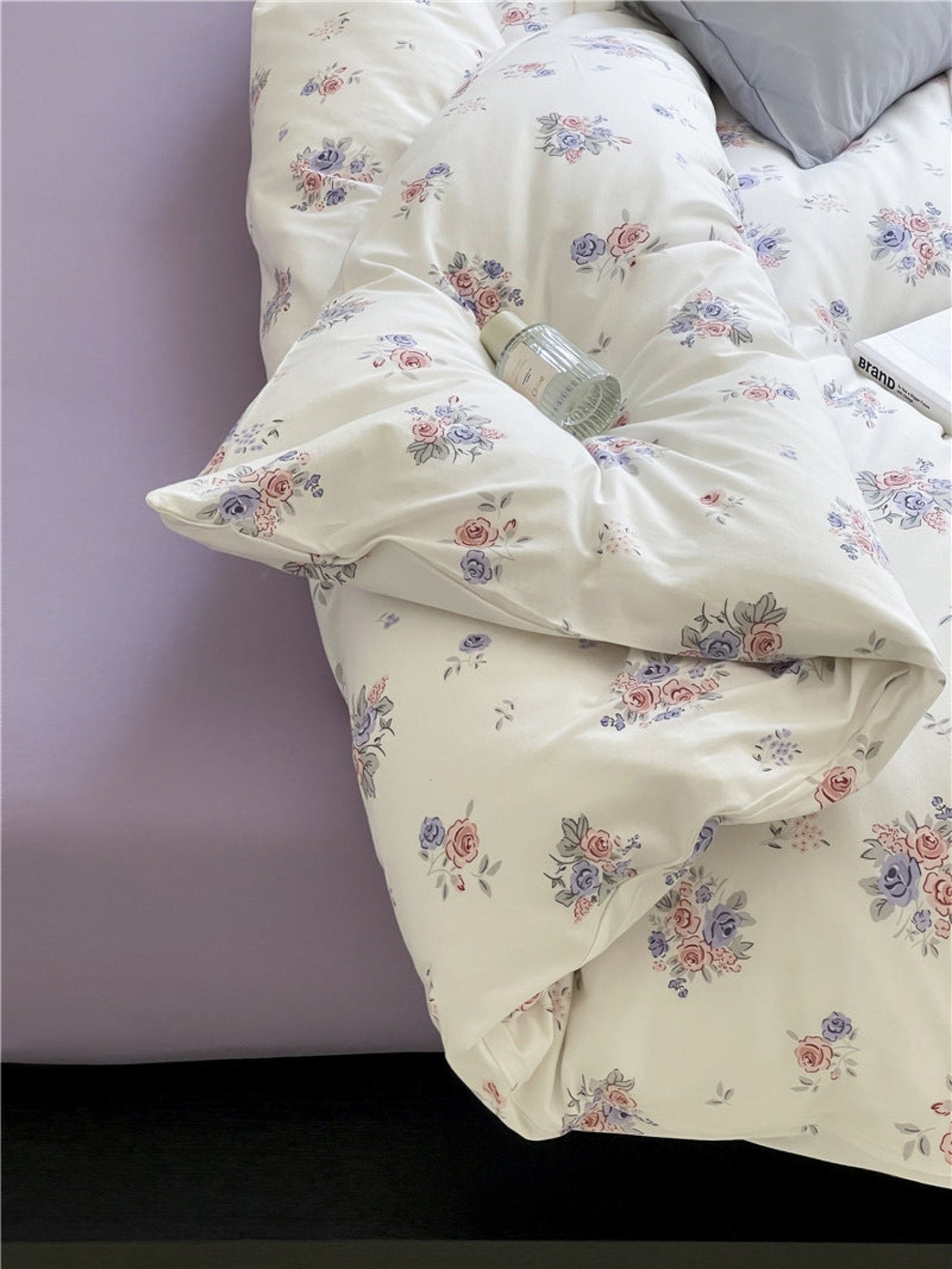 Jersey Knit Cotton Floral Bedding Set / White + Dark Blue