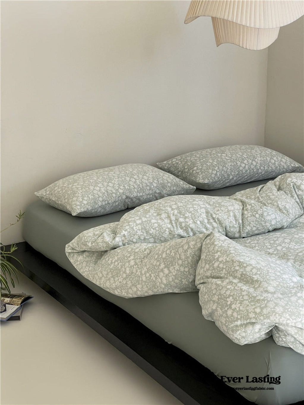Jersey Knit Cotton Floral Bedding Set / White + Dark Blue