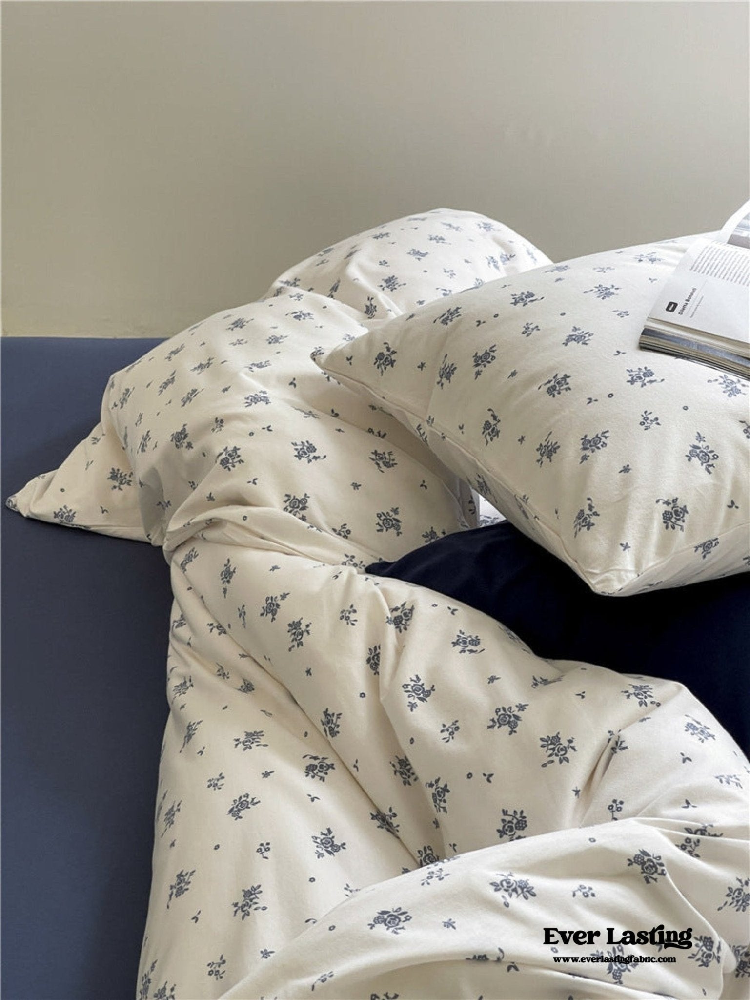 Jersey Knit Cotton Floral Bedding Set / White + Dark Blue