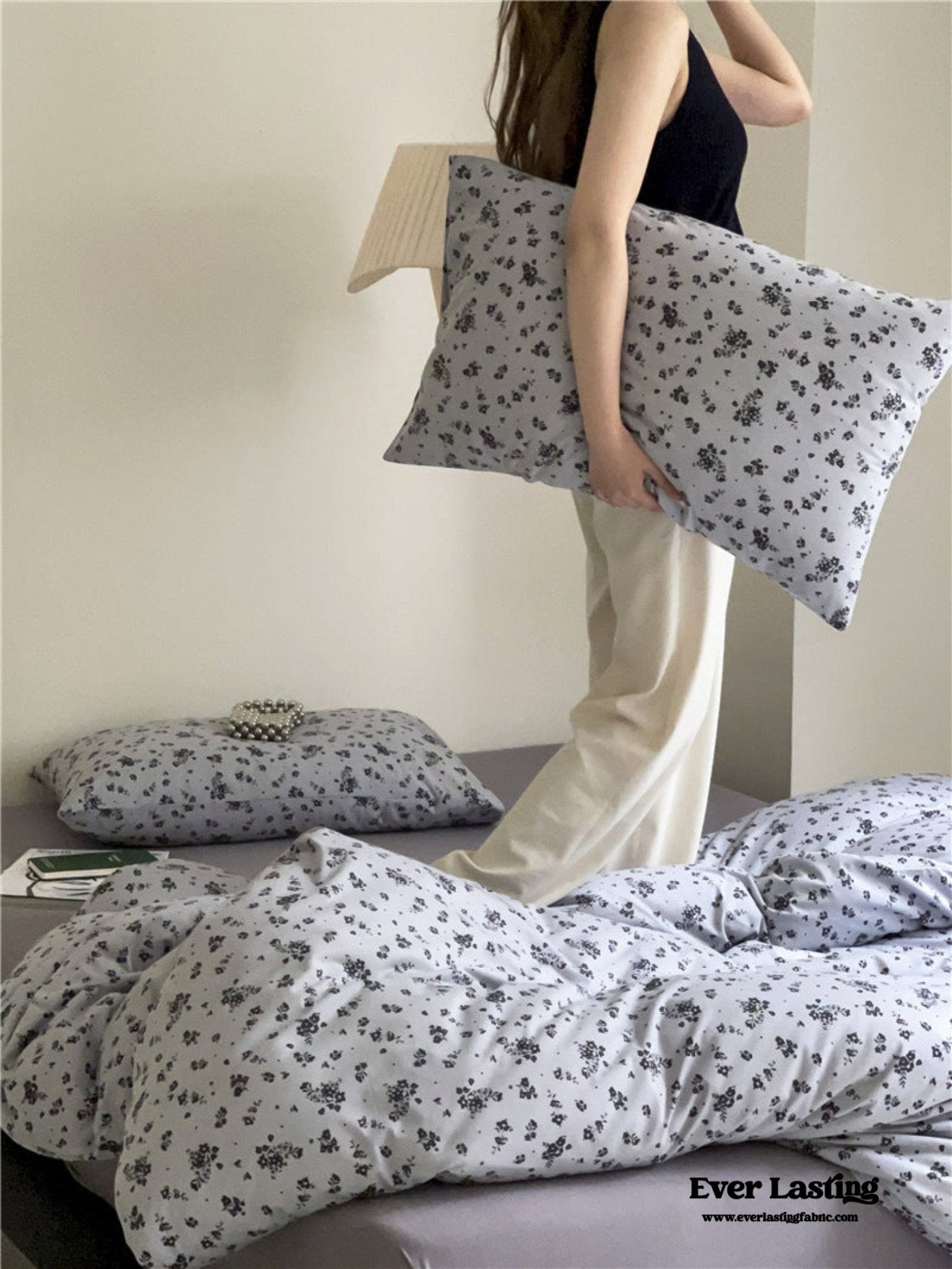Jersey Knit Cotton Floral Bedding Set / White + Dark Blue