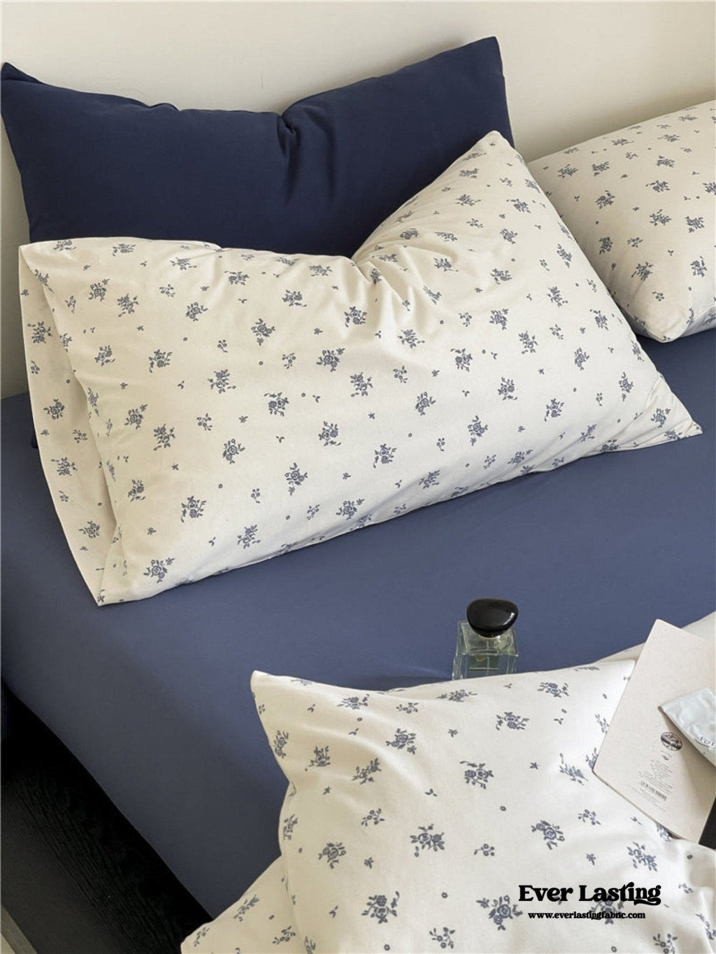 Jersey Knit Cotton Floral Bedding Set / White + Dark Blue