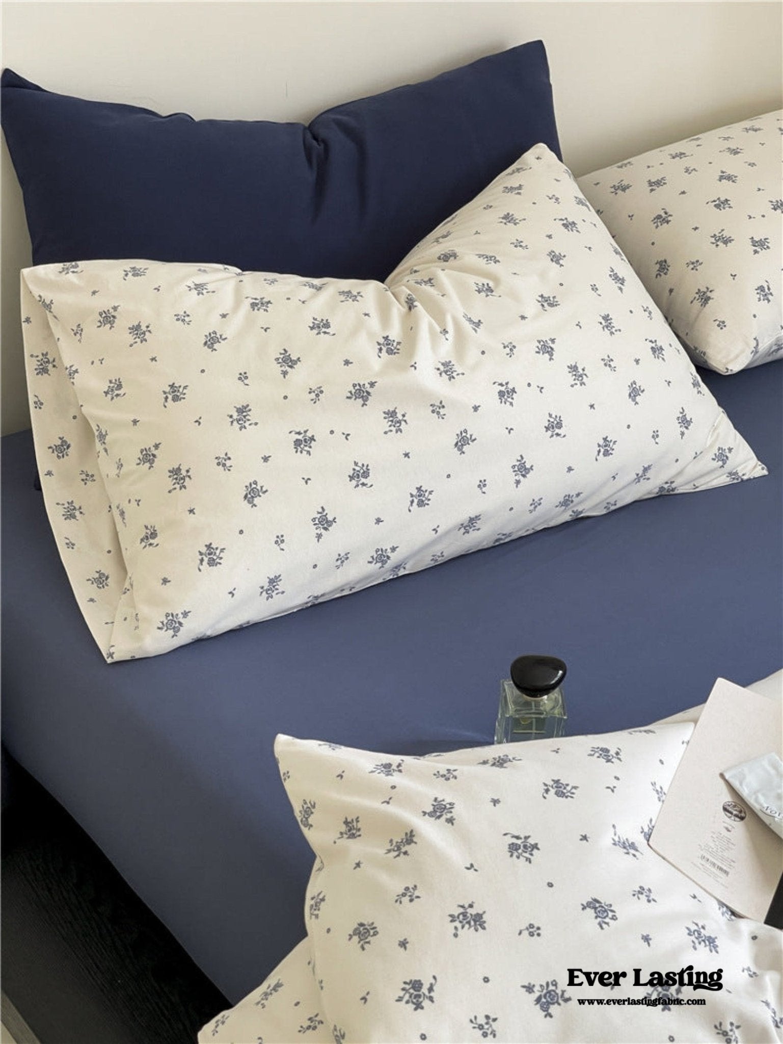 Jersey Knit Cotton Floral Bedding Set / White + Dark Blue