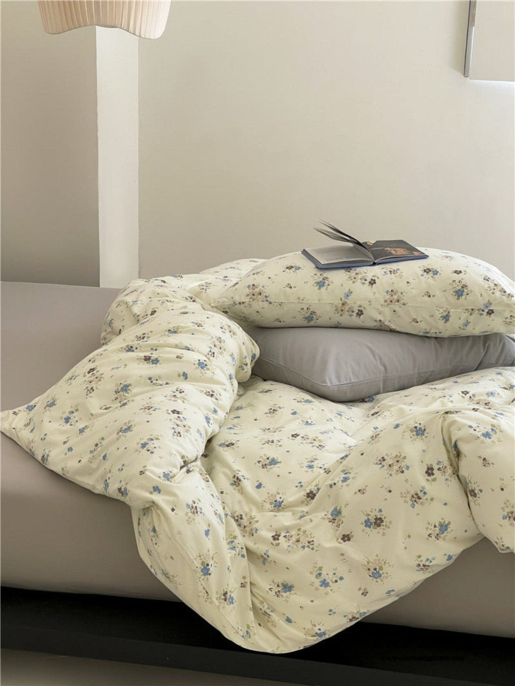 Jersey Knit Cotton Floral Bedding Set / White + Dark Blue