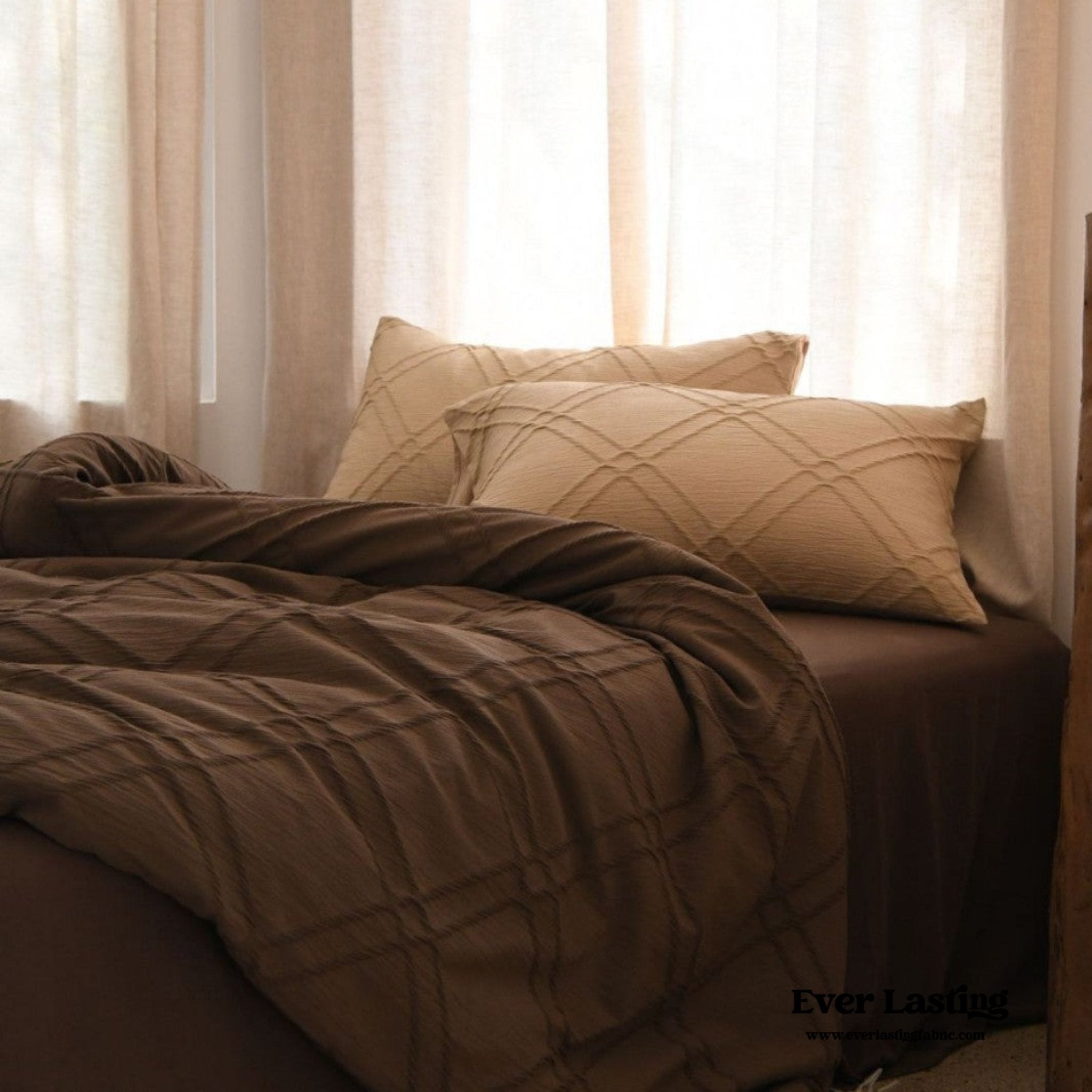Millard Geometric Jacquard Bedding Set / Brown