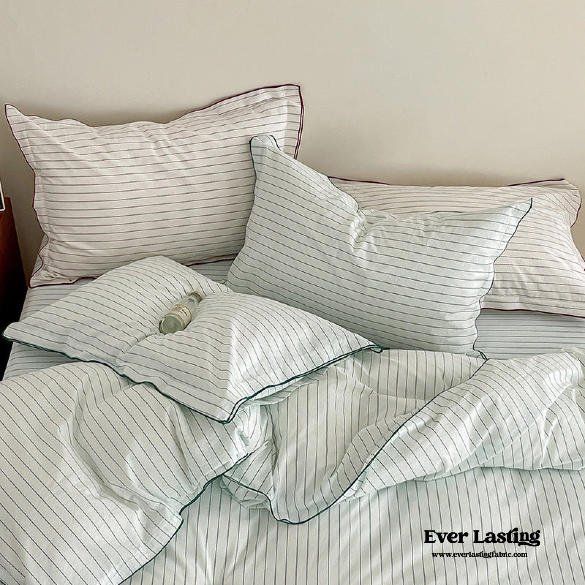 Scandinavian Overlock Striped Bedding Set / White + Red