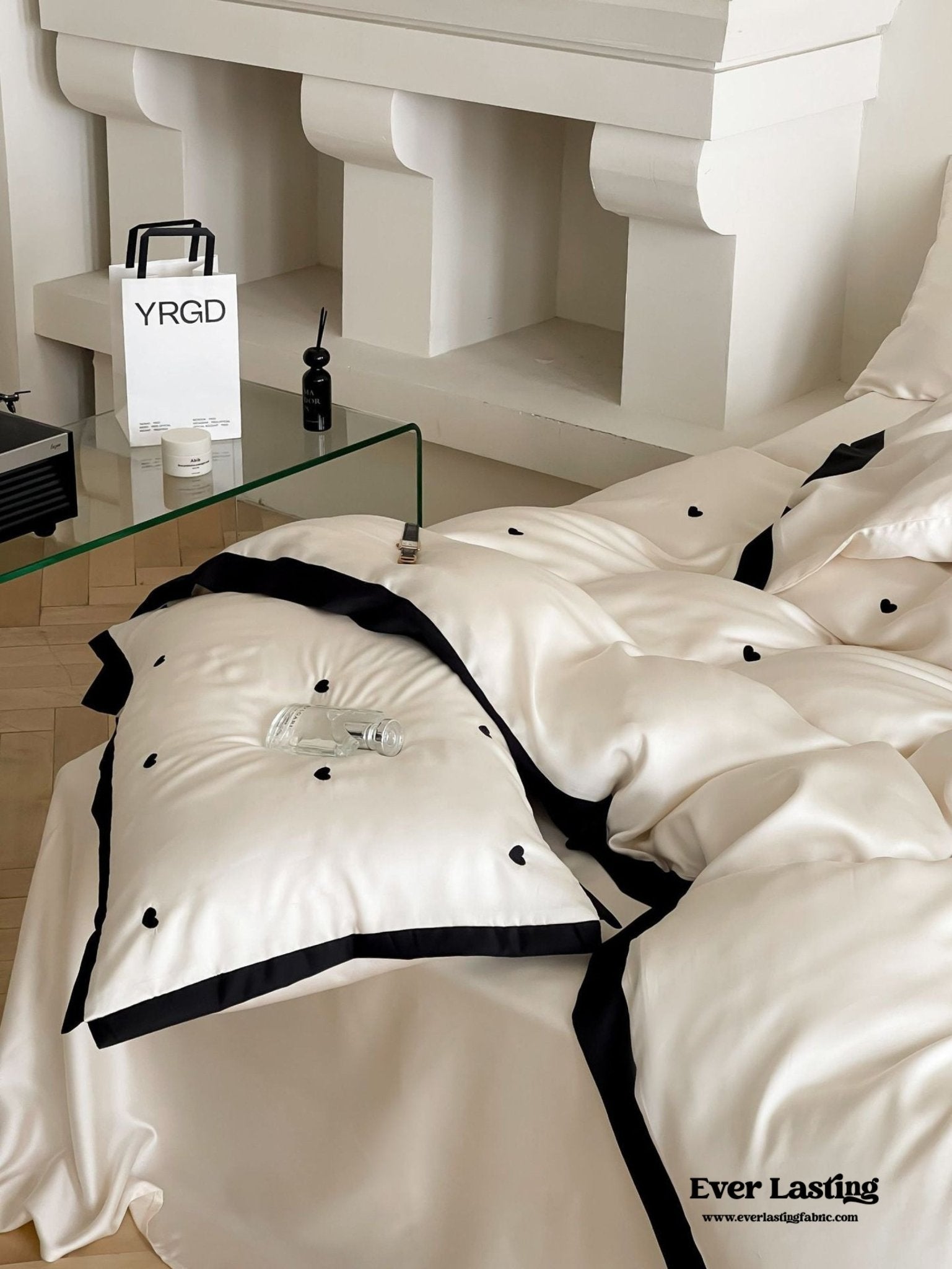 Silky Black Heart White Bedding Set / White + Black