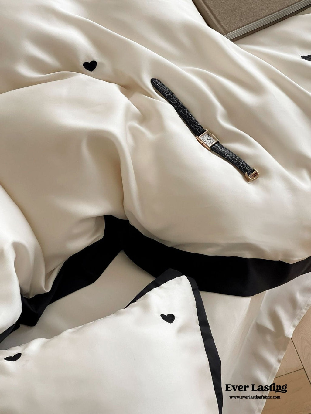Silky Black Heart White Bedding Set / White + Black