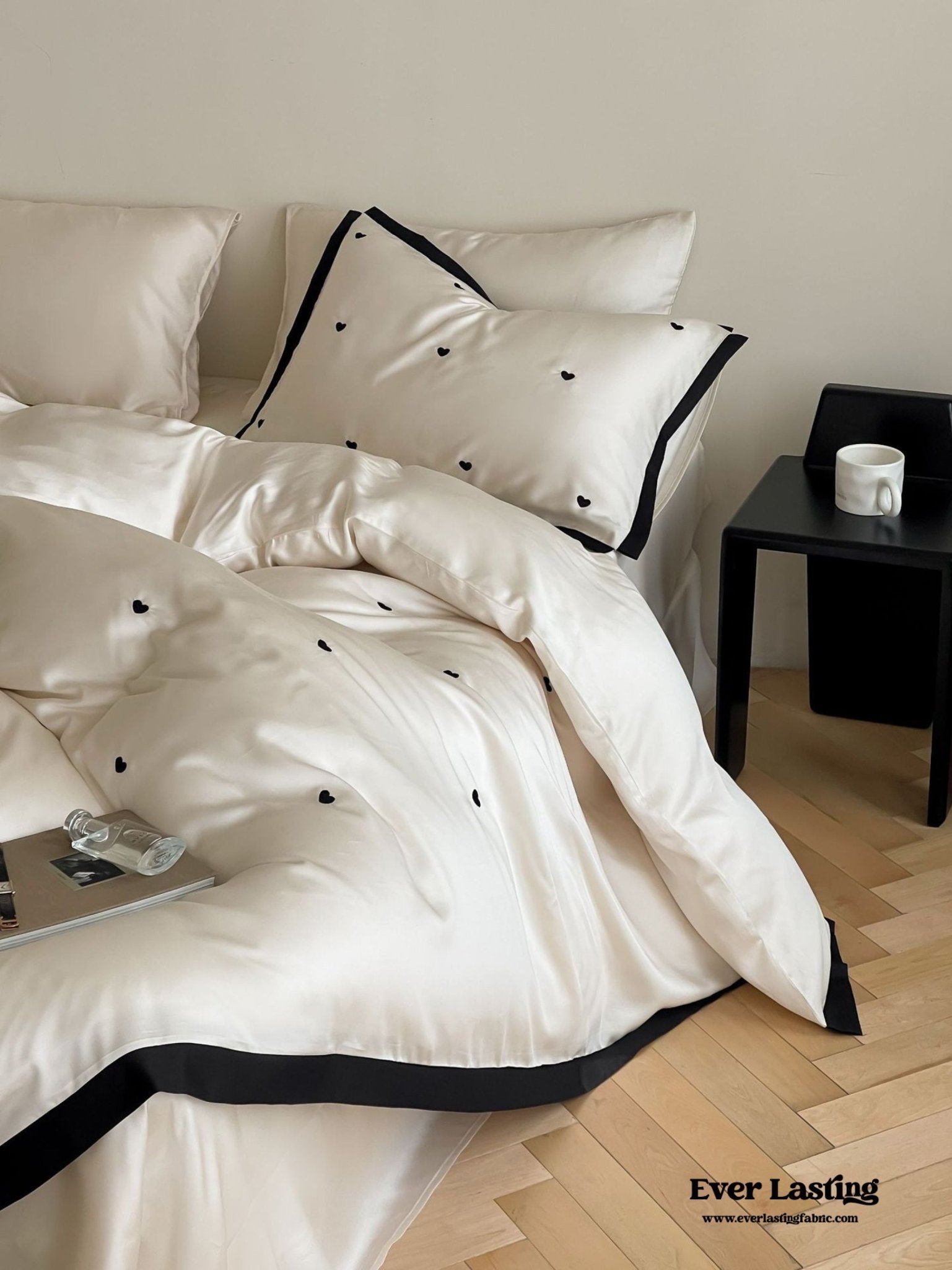 Silky Black Heart White Bedding Set / White + Black